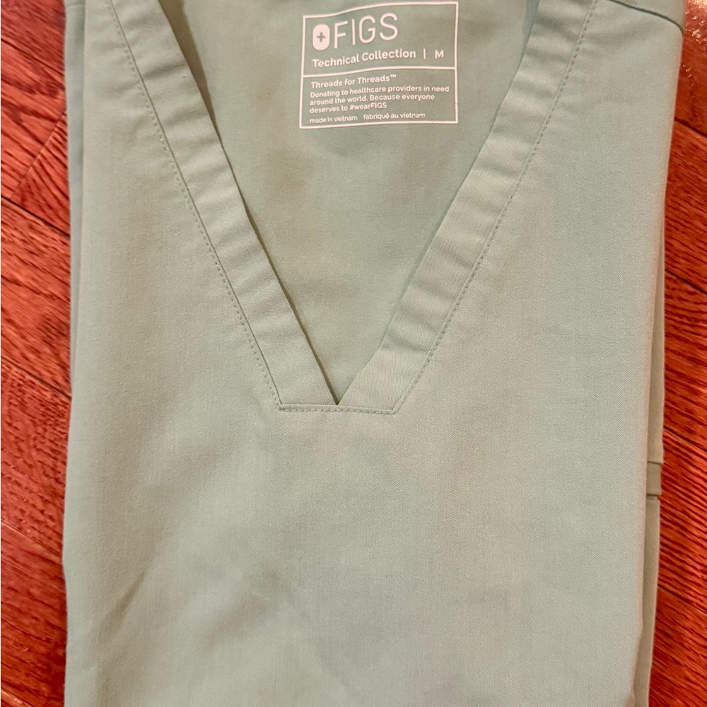 FIGS Women's Sage Green Casma Three-Pocket Scrub Top, M